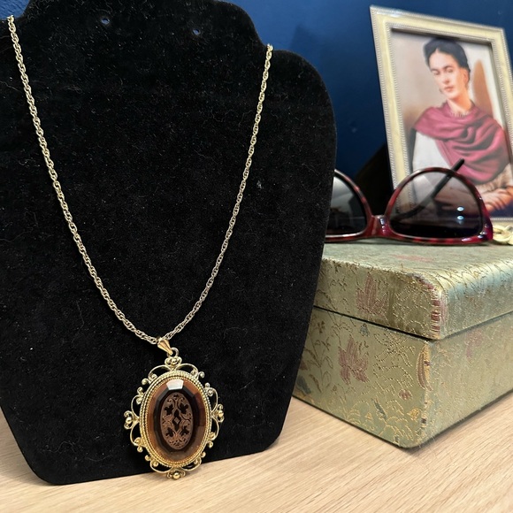 Vintage Whiting & Davis Filigree Pendant Necklace – Etched Amber Glass – 1970s - Picture 1 of 7